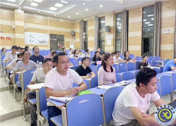 合肥七中高三年级第一次班主任经验分享会(图1) 合肥七中高三年级第一次班主任经验分享会(图1)