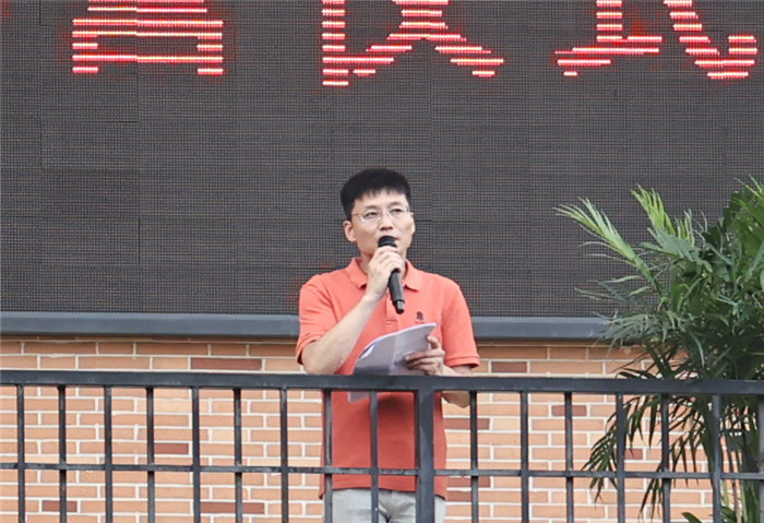 主持人.jpg 主持人.jpg