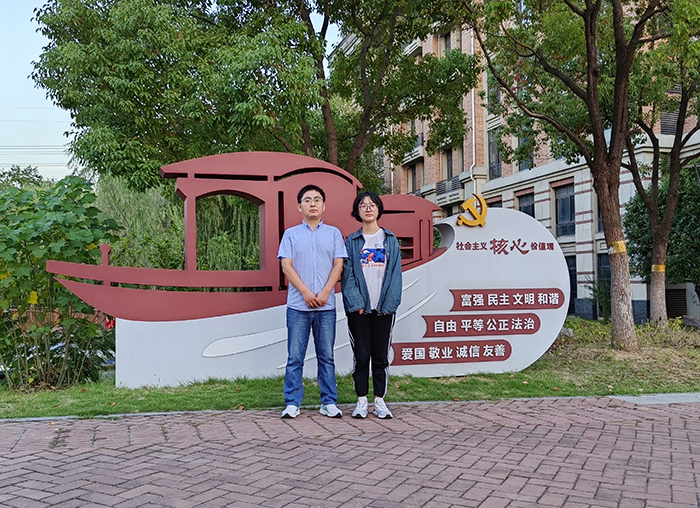 高三(22)班吴涵和指导教师朱华东.jpg 高三(22)班吴涵和指导教师朱华东.jpg