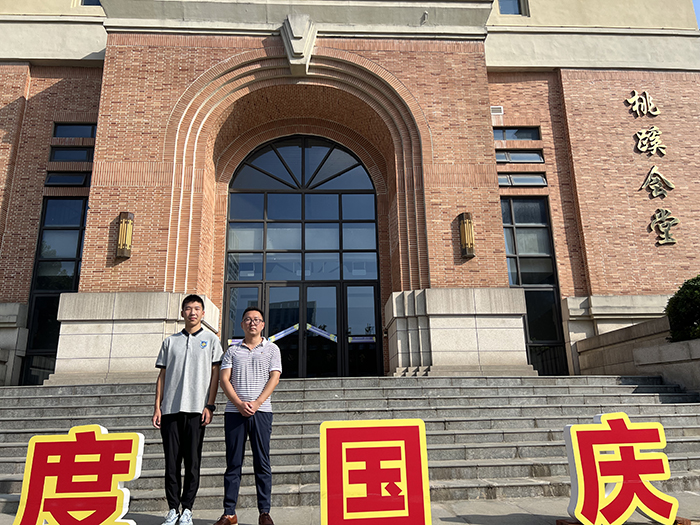 高一(22)班许凤山和指导教师刘坤泉.jpg 高一(22)班许凤山和指导教师刘坤泉.jpg