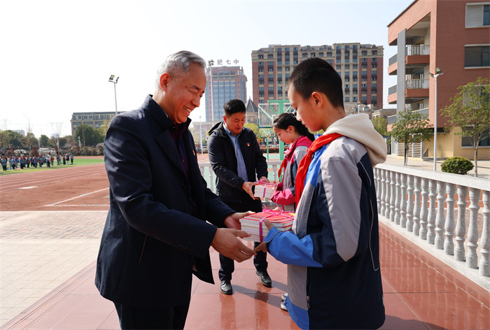 合肥在线:“大手拉小手 同升一面旗”——合肥市第七中学深入推进大中小学思政课一体化建设(图5) 合肥在线:“大手拉小手 同升一面旗”——合肥市第七中学深入推进大中小学思政课一体化建设(图5)