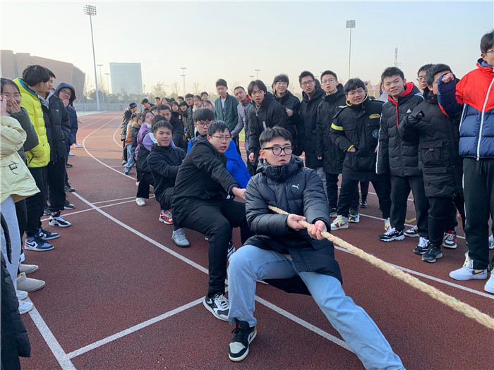高三级部:凝心聚力拔河赛  辞旧迎新战一模(图2)