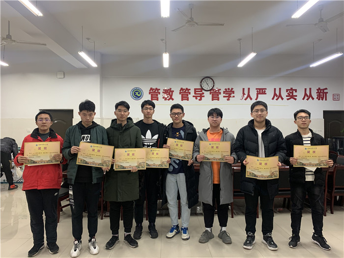 高三级部:凝心聚力拔河赛  辞旧迎新战一模(图3)