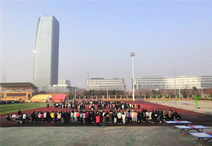 高三级部:凝心聚力拔河赛  辞旧迎新战一模(图4)