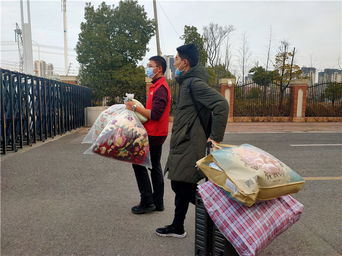 团委:离校步履总匆忙，志愿服务暖心房(图4)