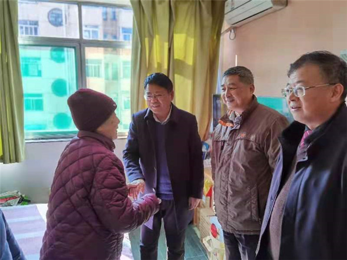 邓宗国率领校党委领导班子成员慰问看望部分老同志(图2)