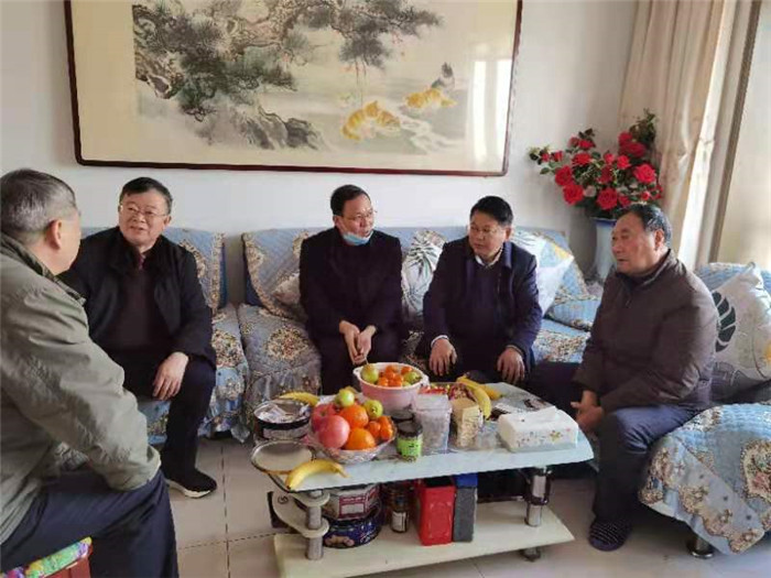 邓宗国率领校党委领导班子成员慰问看望部分老同志(图4)