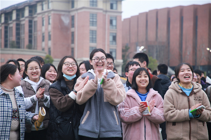 高三级部：犇腾新时代  奋蹄新征程(图2)