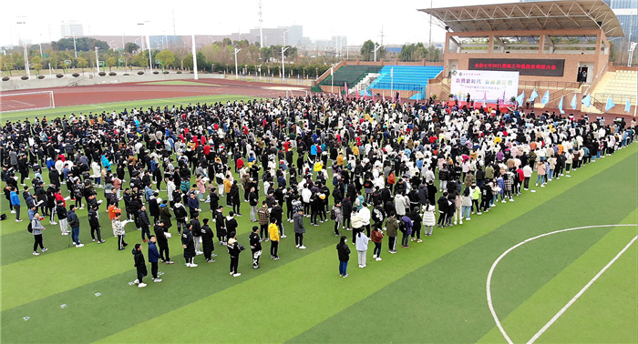 高三级部：犇腾新时代  奋蹄新征程(图1)