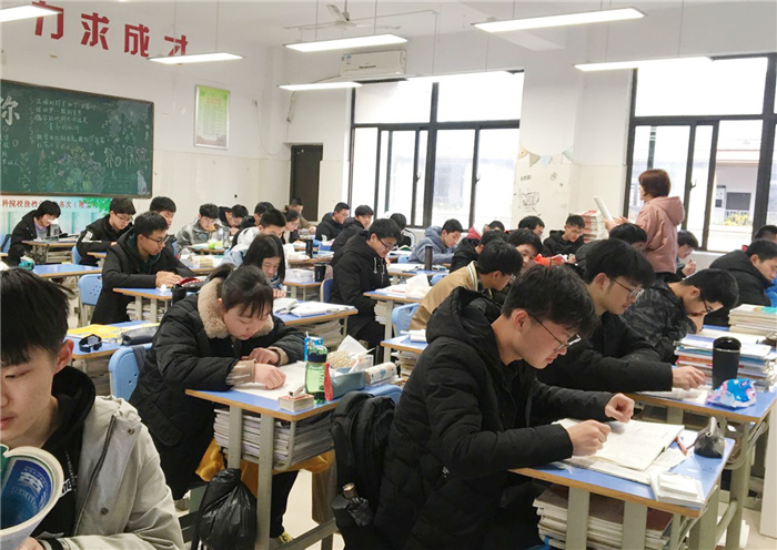 高三级部：班班有书声 冲刺有精神(图1)