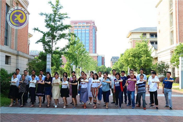 江淮晨报:致敬奋斗 看七中美丽教师 无问西东 展七中团队风采(图2)