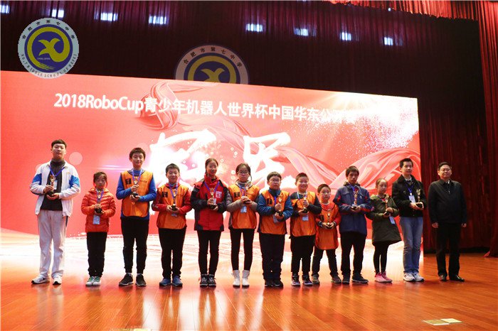 机器人角逐世界杯 青少年展示大风采(图9)