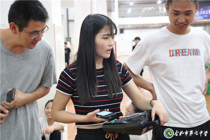 科技创新点亮运动会开幕式(图7)