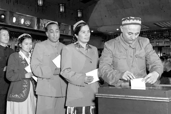 △来自新疆的全国人大代表在投票.jpg △来自新疆的全国人大代表在投票.jpg