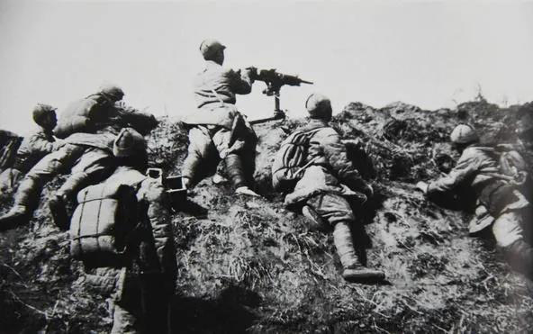 △百团大战,狮脑山战斗中的我军机枪阵地.jpg △百团大战,狮脑山战斗中的我军机枪阵地.jpg