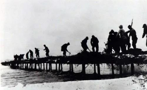 △八路军和游击队配合破袭日军的交通运输线.jpg △八路军和游击队配合破袭日军的交通运输线.jpg