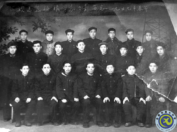 △1959年,焦裕禄与一金工车间的部分工友合影留念(前排左四为焦裕禄).png △1959年,焦裕禄与一金工车间的部分工友合影留念(前排左四为焦裕禄).png