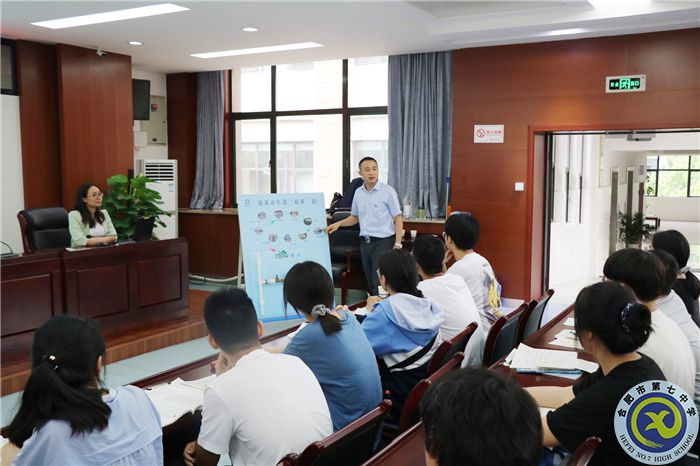 高书记专业性的讲解.jpg 高书记专业性的讲解.jpg