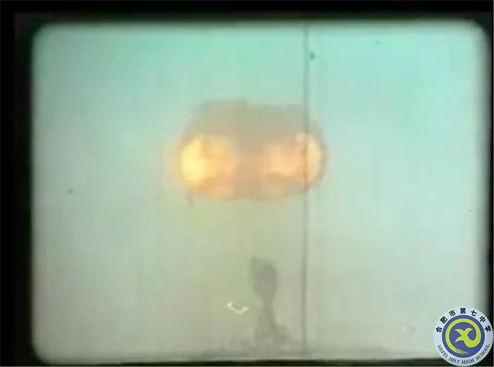 △中国空投原子弹爆炸蘑菇云.jpg △中国空投原子弹爆炸蘑菇云.jpg