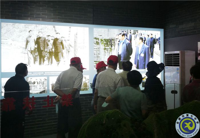 老同志们在展览馆认真观看图片.jpg 老同志们在展览馆认真观看图片.jpg