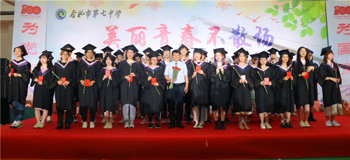 邓校与2021届优秀毕业生合影.jpg 邓校与2021届优秀毕业生合影.jpg