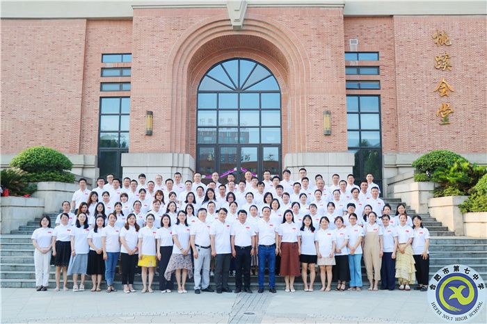 全体党员合影.jpg 全体党员合影.jpg