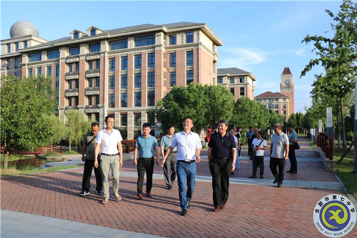 参观校园.jpg 参观校园.jpg