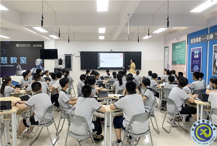 胡静老师在未来教室授课.jpg 胡静老师在未来教室授课.jpg