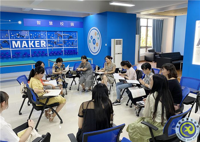 语文组老师在评课、议课.jpg 语文组老师在评课、议课.jpg