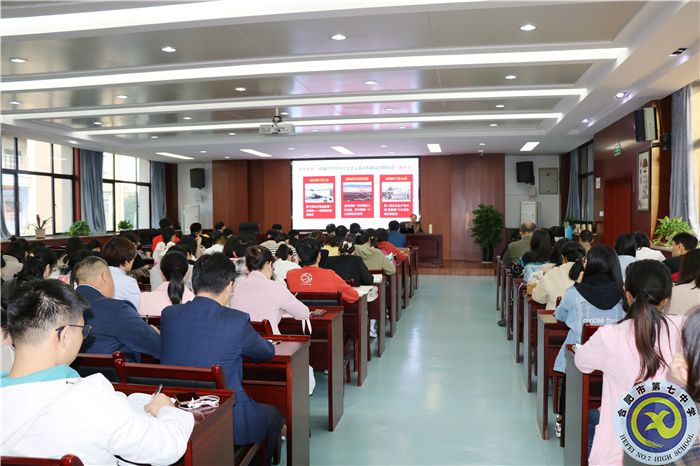 钱静教授讲课中2.jpg 钱静教授讲课中2.jpg