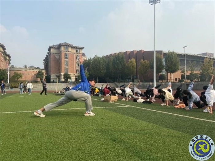 体育朱一凡教师带领学生进行运动前的热身活动.jpg 体育朱一凡教师带领学生进行运动前的热身活动.jpg