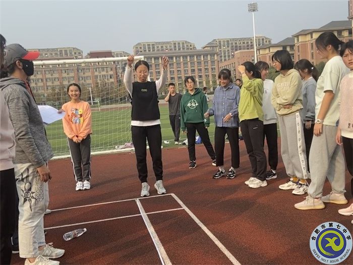 学生进行立定跳远测试.jpg 学生进行立定跳远测试.jpg