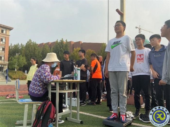 学生进行测试.jpg 学生进行测试.jpg