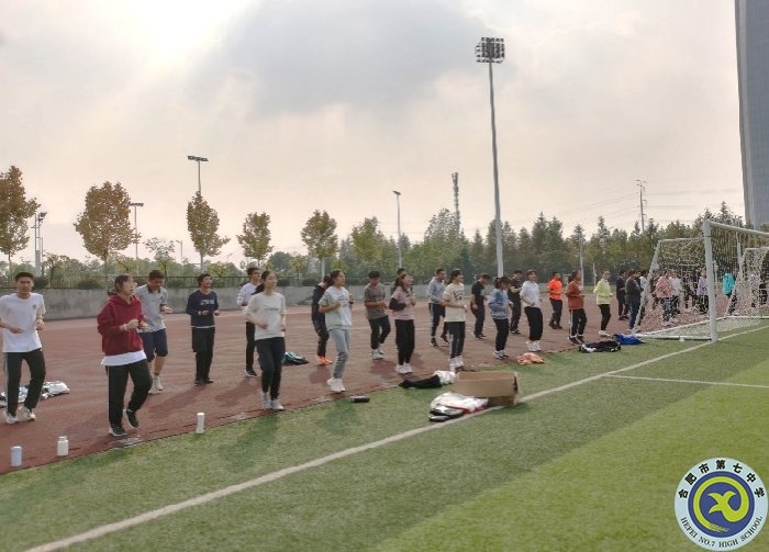 学生进行长跑前的热身.png 学生进行长跑前的热身.png