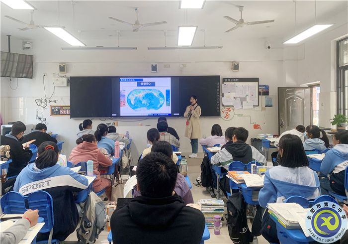 图为张凯丽老师上课中.jpg 图为张凯丽老师上课中.jpg