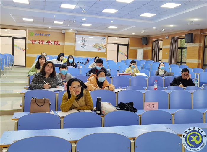 政治组老师认真听课评课.jpg 政治组老师认真听课评课.jpg