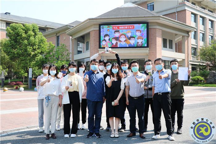 学生和校领导合影.jpg 学生和校领导合影.jpg