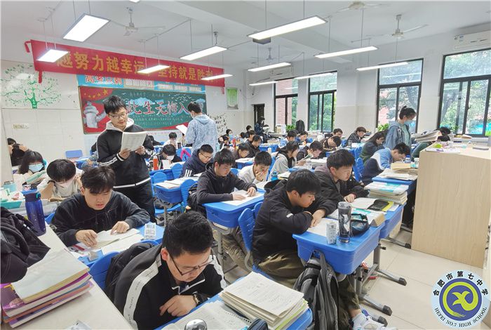 高三学生早读.jpg 高三学生早读.jpg