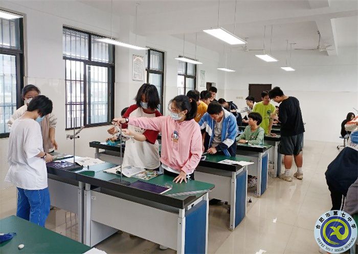 合肥七中高一、高二年级开展实验活动(图5) 合肥七中高一、高二年级开展实验活动(图5)