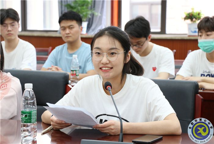 实习生代表.jpg 实习生代表.jpg