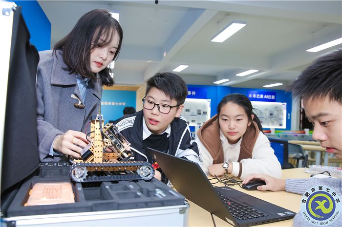 马思维老师机器人课程1.jpg 马思维老师机器人课程1.jpg