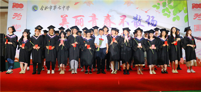 校长邓宗国与毕业学子合影留念.jpg 校长邓宗国与毕业学子合影留念.jpg