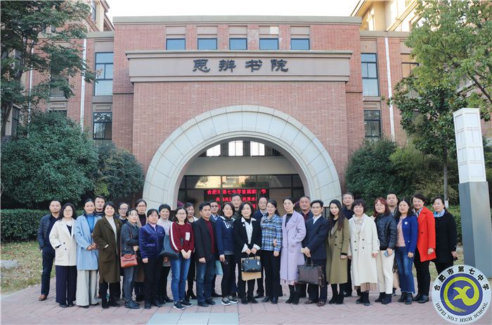 高二进课堂家长合影.jpg 高二进课堂家长合影.jpg