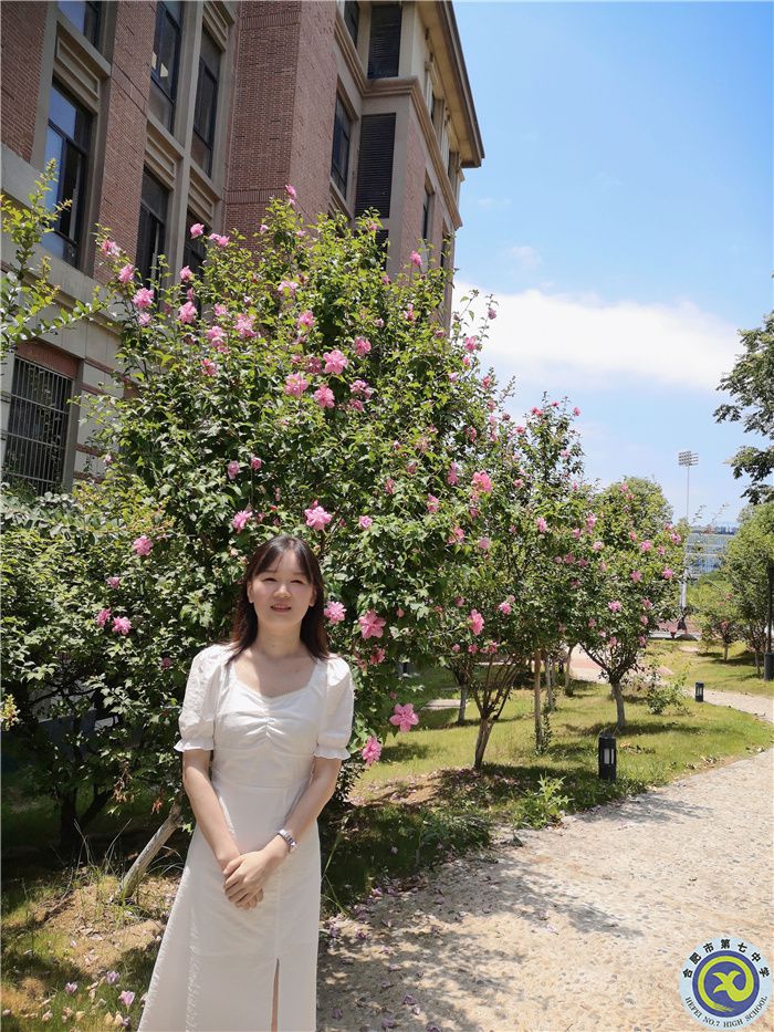 邓丹丹.jpg 邓丹丹.jpg