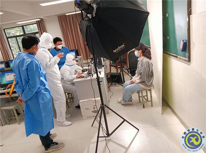 现教中心和工作人员在调试设备.jpg 现教中心和工作人员在调试设备.jpg