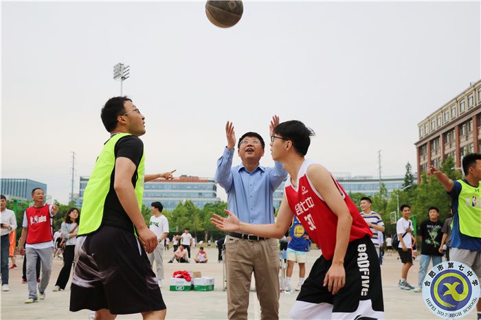 七中教育集团首届教职工篮球赛邓宗国校长开球.jpg 七中教育集团首届教职工篮球赛邓宗国校长开球.jpg