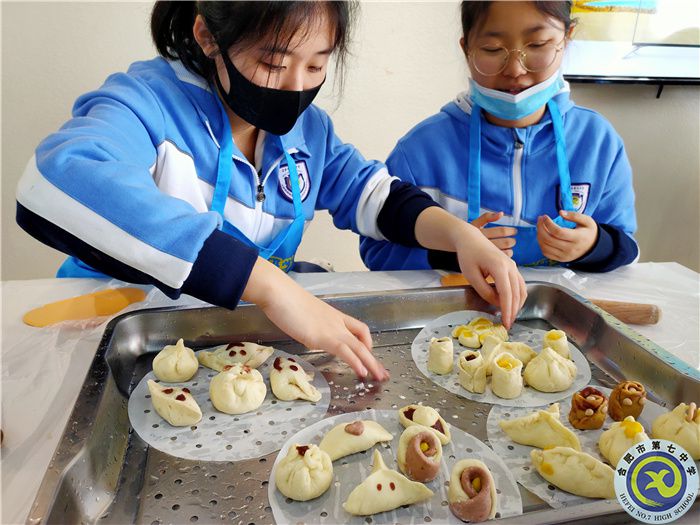 学生自己制作食品.jpg 学生自己制作食品.jpg