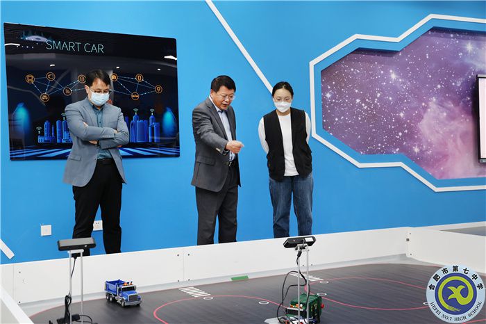 邓宗国国校长指导无人驾驶课程.jpg 邓宗国国校长指导无人驾驶课程.jpg