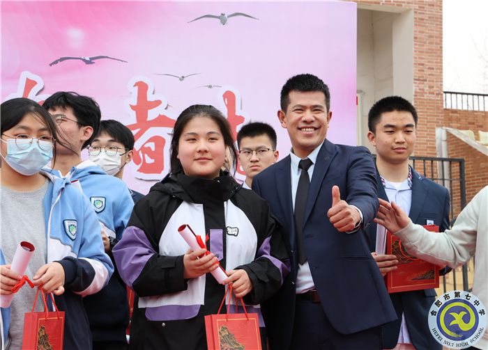 家长与学生.jpg 家长与学生.jpg