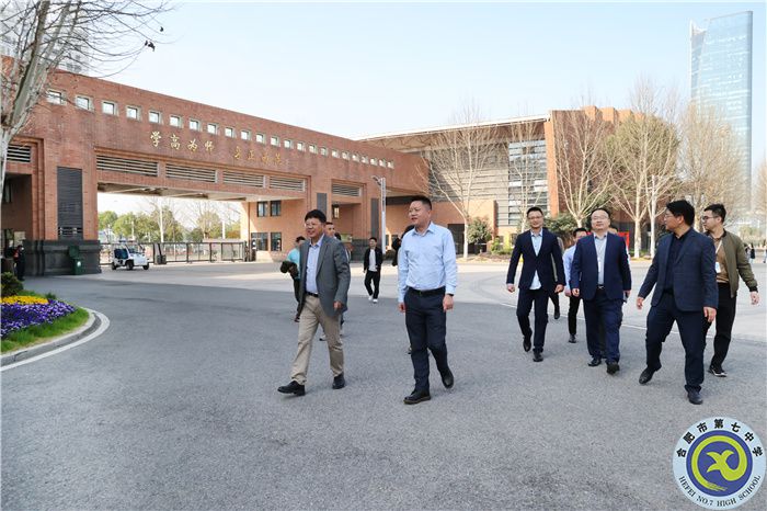 重庆经开区党工委委员陈松一行莅临合肥七中参观交流(图1) 重庆经开区党工委委员陈松一行莅临合肥七中参观交流(图1)